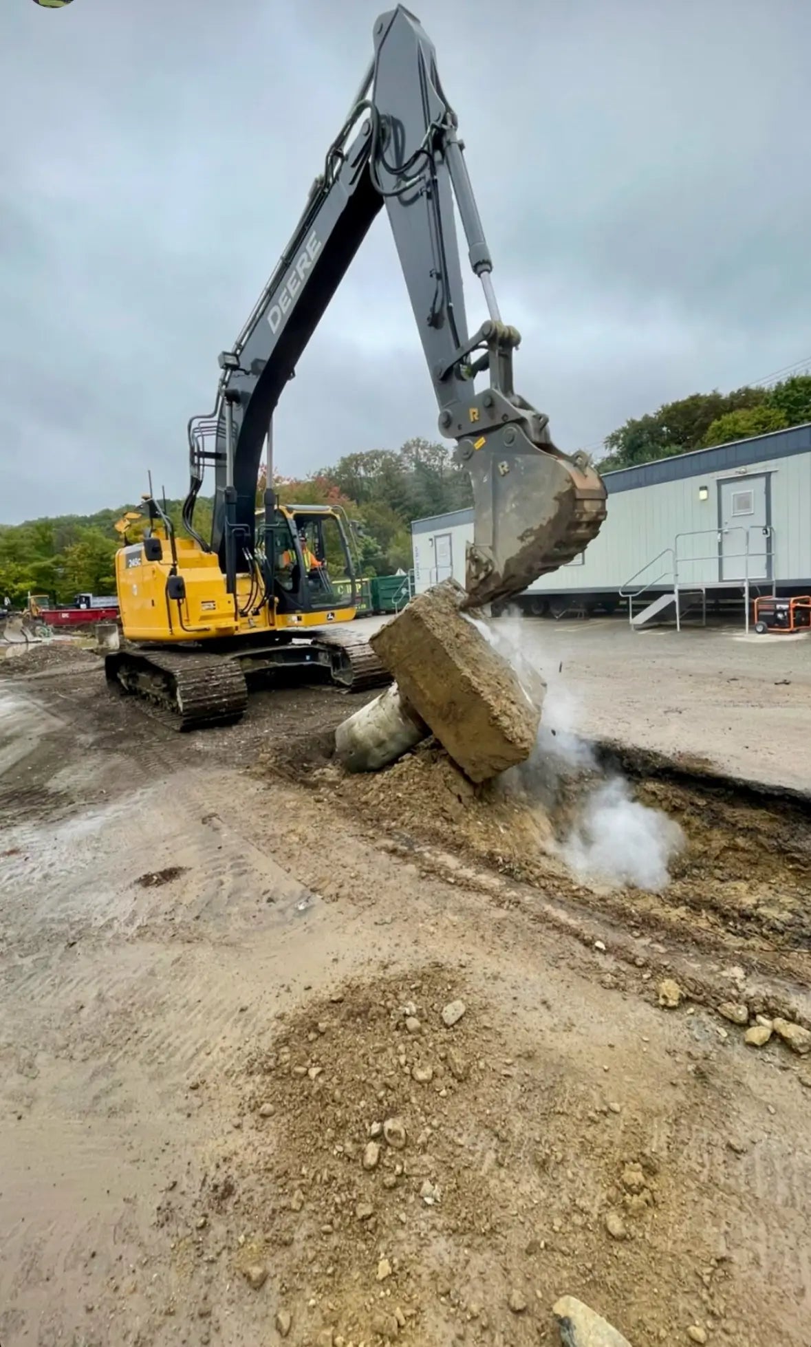 Cargo port drainage installation