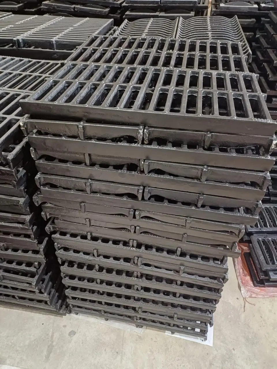 leo 1200 grates stacked on a concrete floor