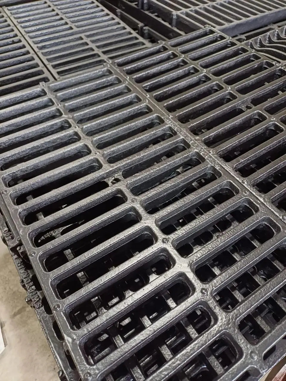 leo 1200 grates stacked on top of each other